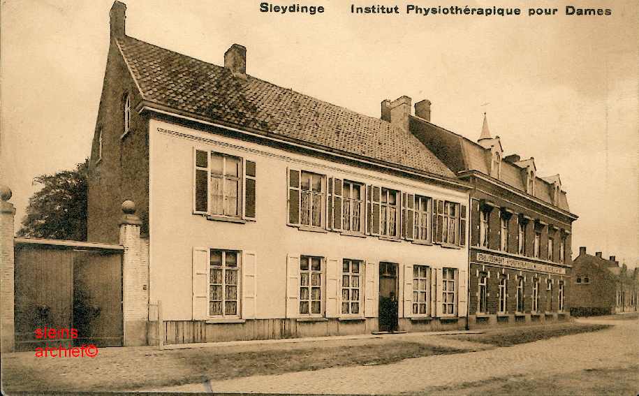 Oorspronkelijk (wit) gebouw waar alles in 1896 begon. (Bron : Zuster Thérèse - foto 423)